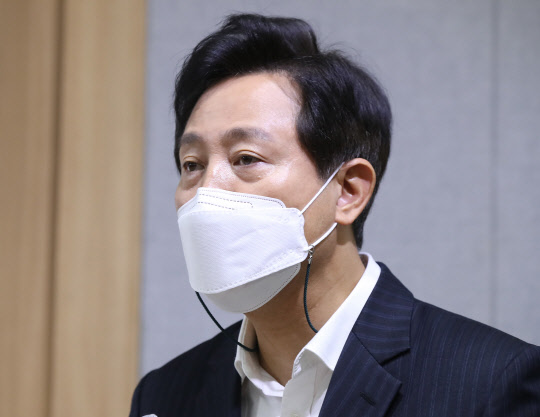 내년도 예산 발표하는 오세훈 시장      (서울=연합뉴스) 김도훈 기자 = 오세훈 서울시장이 1일 오전 서울시청 브리핑룸에서 2022년도 서울시 예산안을 발표하고 있다.       서울시는 ▲민생과 일상의 회복 ▲사회안정망 강화 ▲도약과 성장을 3대 투자중점으로 설정하고 내년도 예산을 올해 대비 9.8%(3조9천186억원) 증가한 역대 최대 규모인 44조748억원으로 편성했다. 2021.11.1      superdoo82@yna.co.kr  (끝)